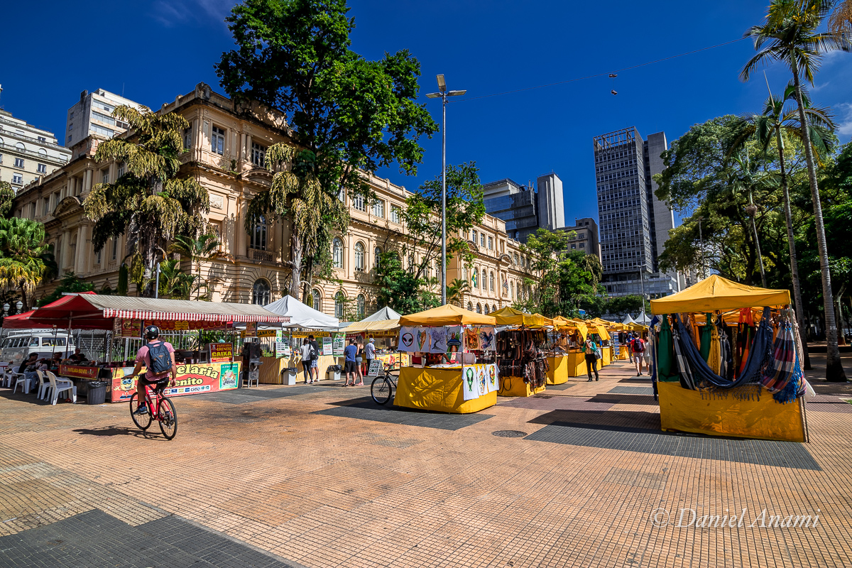 Praça da República (Secretaria da Educação e feira de artesanato), São Paulo, 01/05/21. Foto Daniel Anami.