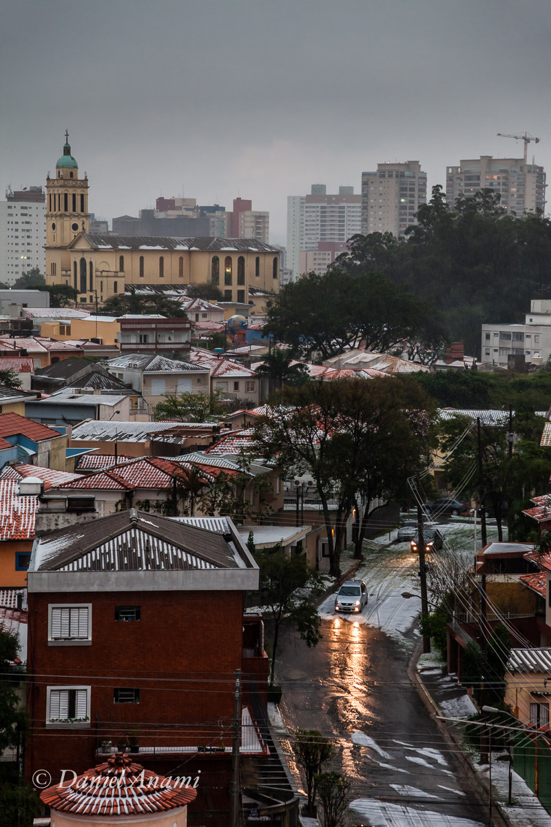 Leva o casaco filha! Granizo na Aclimação. 18/05/14. Foto Daniel Anami.