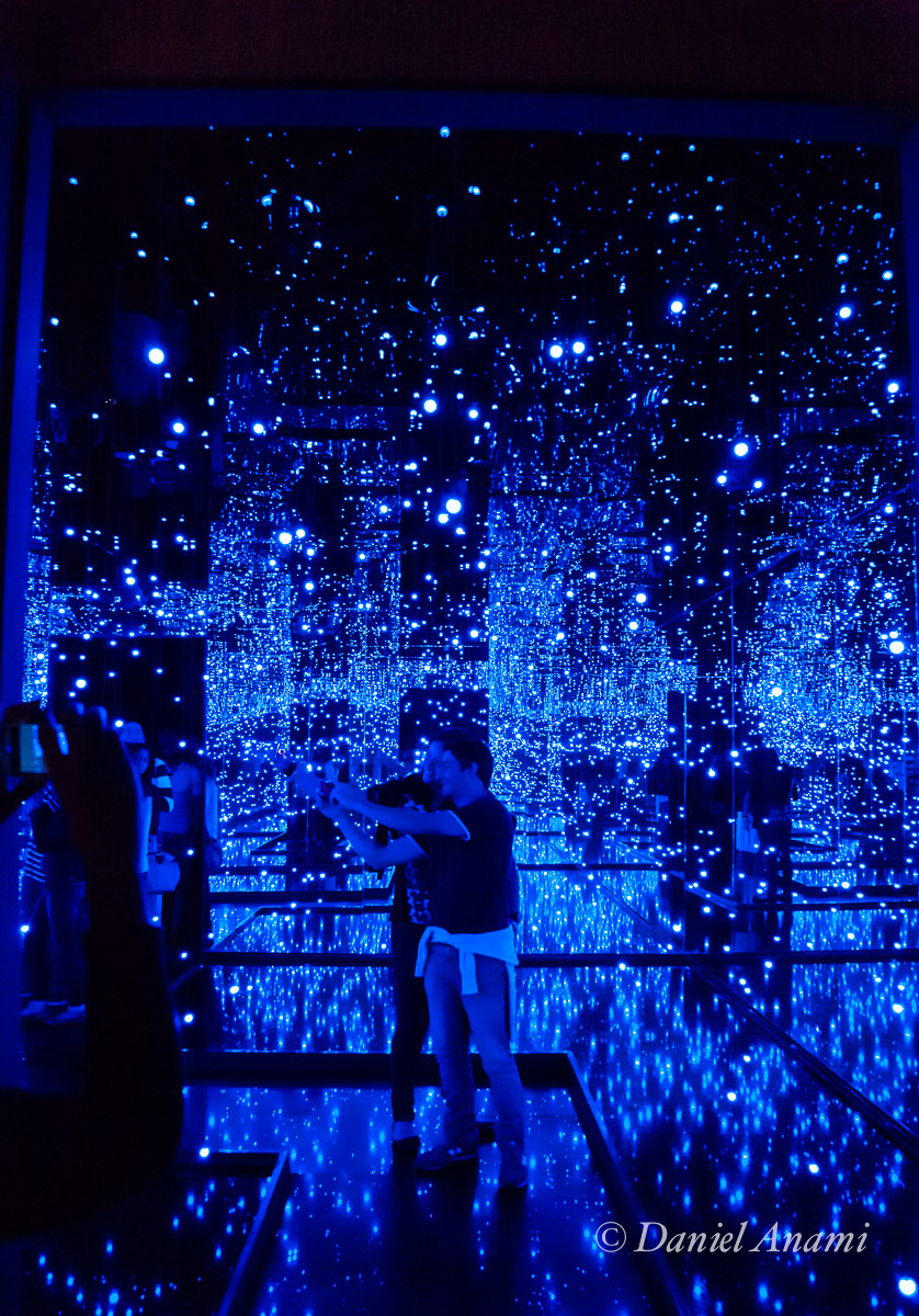Ninguém resiste a uma luzinha azul... Mostra Yayoi Kusama, Instituto Tomie Ohtake, São Paulo, 22/06/14. Foto Daniel Anami.