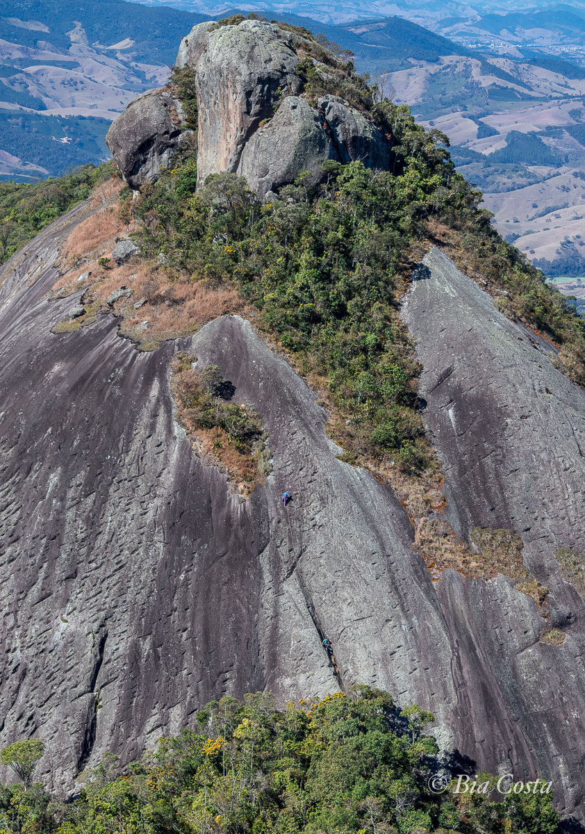 Daniel e Cosme escalando na Serra da Pedra Branca, Pedralva, MG, 25/08/2020. Foto Bia Costa.