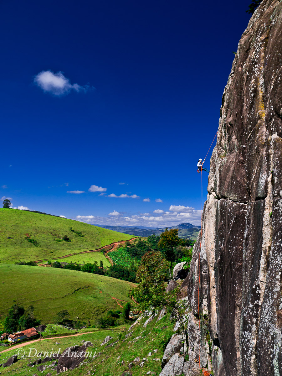 Pose no rapel do parede do Vista Aérea com nuvenzinha ao fundo! Paraisópolis, MG, 21/04/2013. Foto Daniel Anami. 