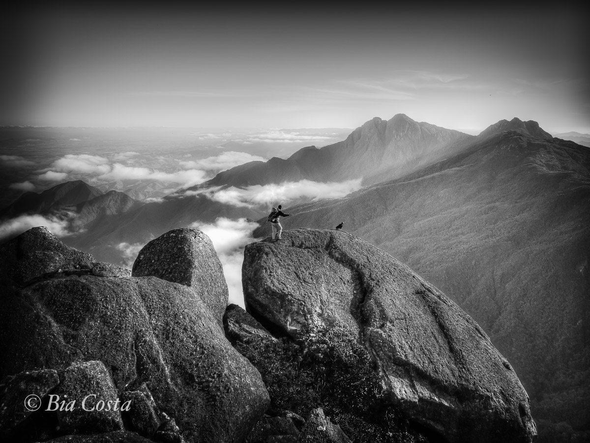 Abraçando o urubu no cume do Itaguaré, Cruzeiro, 27/07/13. Foto Bia Costa.