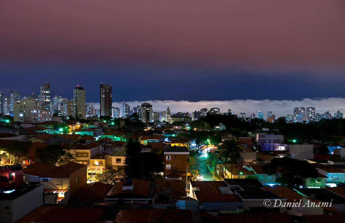 Nuvens enfaixadas na Aclimação, São Paulo, SP, 06/03/2013. Foto Daniel Anami.