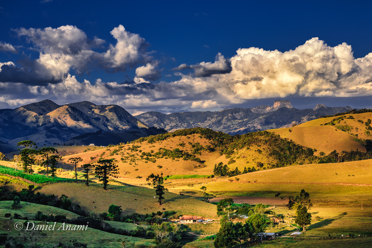 Zona rural de São Bento do Sapucaí, com conjunto da Pedra do Baú ao fundo, 03/06/2021. Foto Daniel Anami.