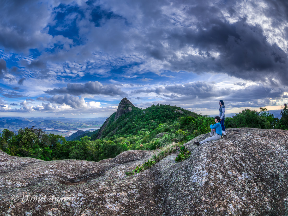 Bia e Priscila ficam horas brincando de estátua no Platô da Flores, Serra do Lopo, Extrema. 26/05/2013.Foto Daniel Anami.