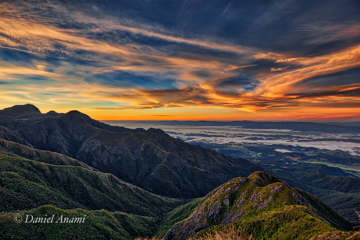 O que será que pensam as nuvens? Alto do Capim Amarelo, Serra Fina, 17/06/2017. Foto Daniel Anami.