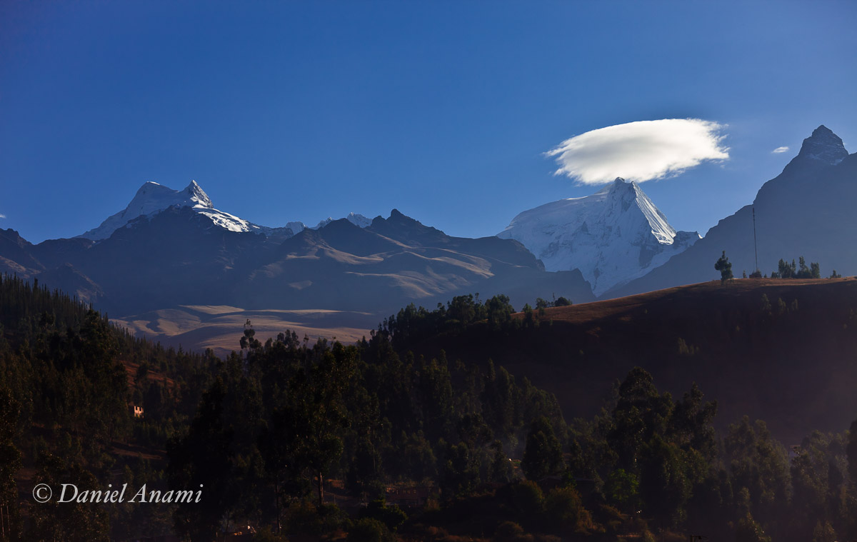 Agora sim, primeiro dia de aclimatação. A montanha com seu chapéu tradicional! Huaraz / Cordillera Blanca: esq.→dir.: Nevados Wallunaraju (5.686m) e Ranrapalca (6.162m), 16/08/13. Foto Daniel Anami.