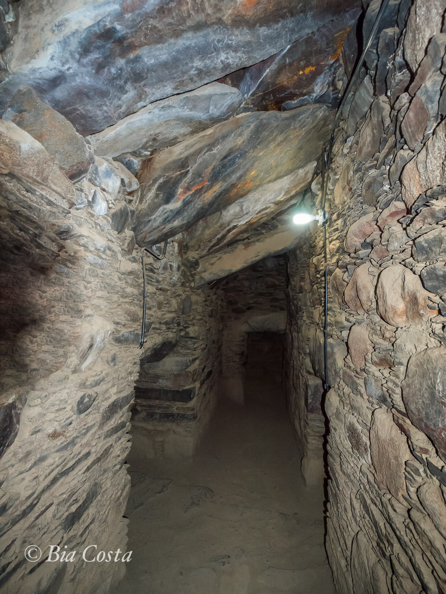 Procurando múmias no interior de uma das construções de Ichik Willcahuain, Huaraz, 14/08/13. Foto Bia Costa.