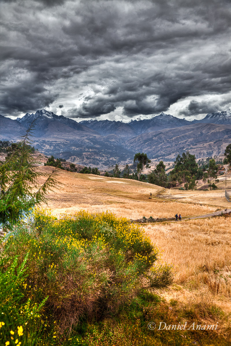 Aline e o guia seguem na frente fugindo do tempo feio na Cordillera Negra (Cordillera Blanca no segundo plano) 15/08/13. Foto Daniel Anami.