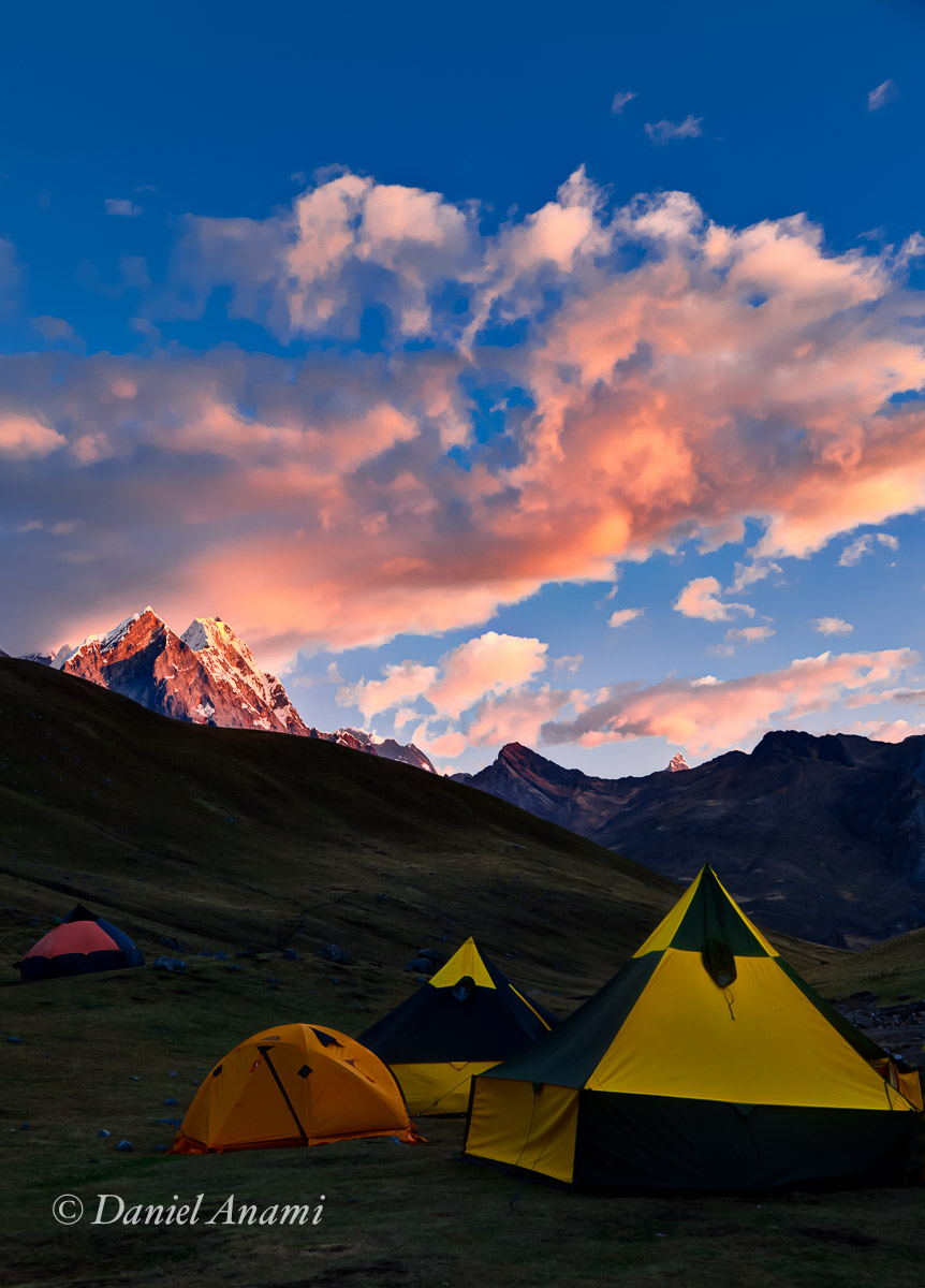 1º acampamento: Quartelhuain (4.170m) / ao fundo: Ninashanca (5.607m) - 18/08/13. Foto Daniel Anami.