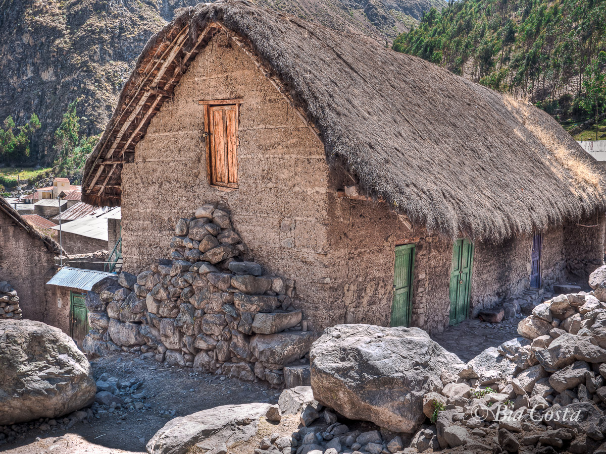 O detalhe da escada externa é o melhor... Huayllapa (3.500m) 24/08/13. Foto Bia Costa.
