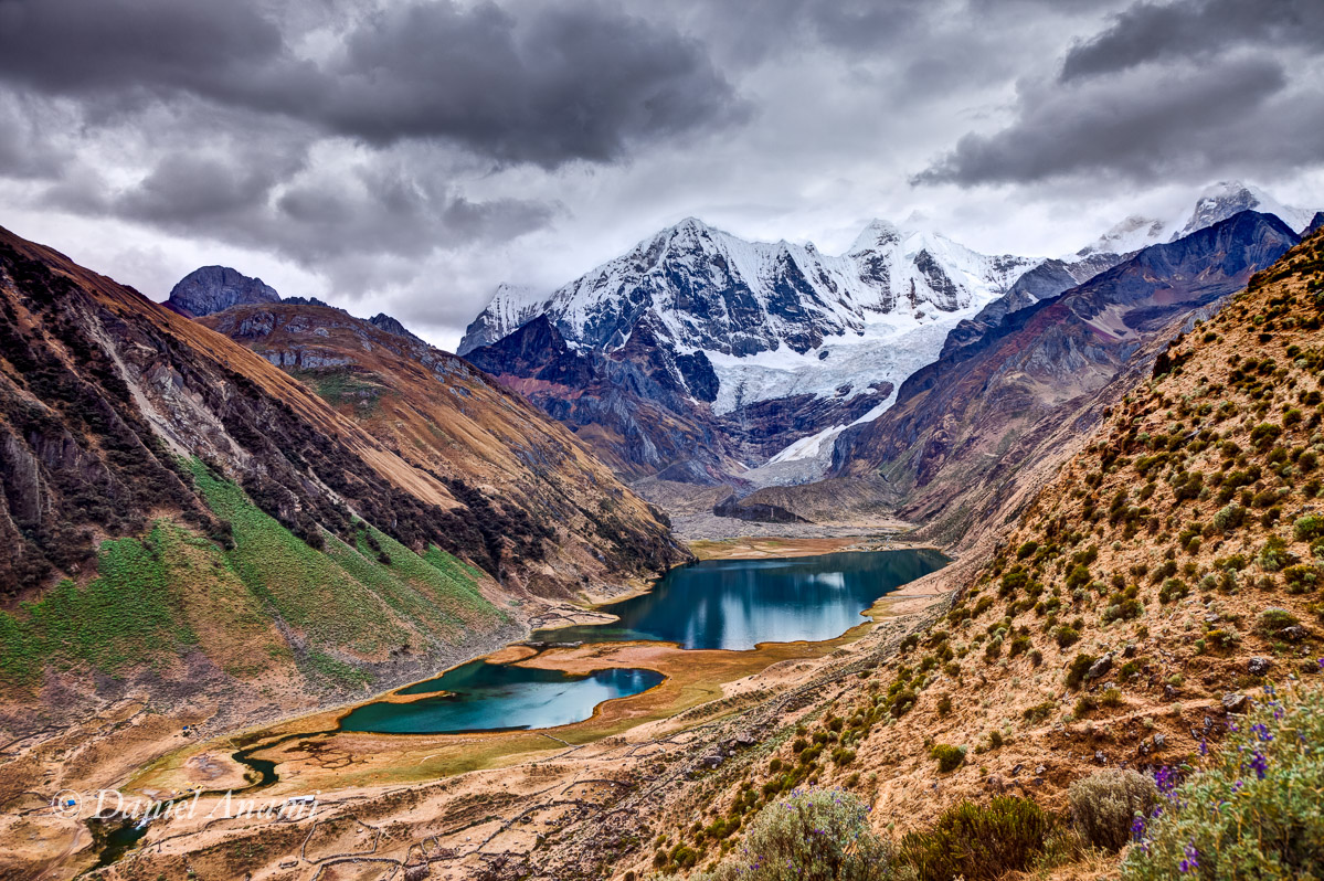 Espelho espelho meu, existe algúem que anda mais que eu? 9° acampamento: Lagunas Jahuacocha (4.090m) e Solterococha (4.120m) 26/08/13. Foto Daniel Anami.