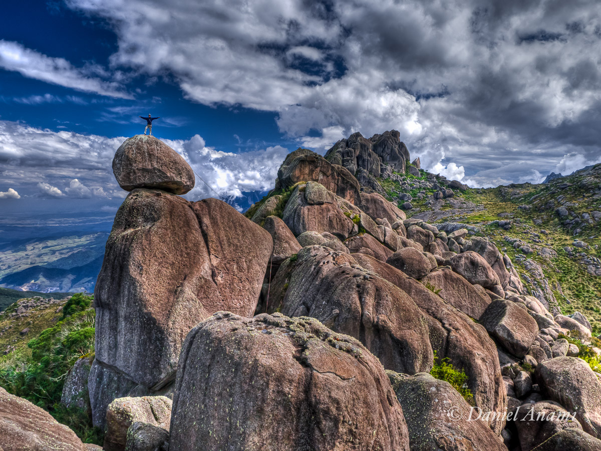 Mulher maravilha se prepara para a volta na Pedra Assentada, PNI, Itatiaia, 14/07/13.
                                Foto Daniel Anami.