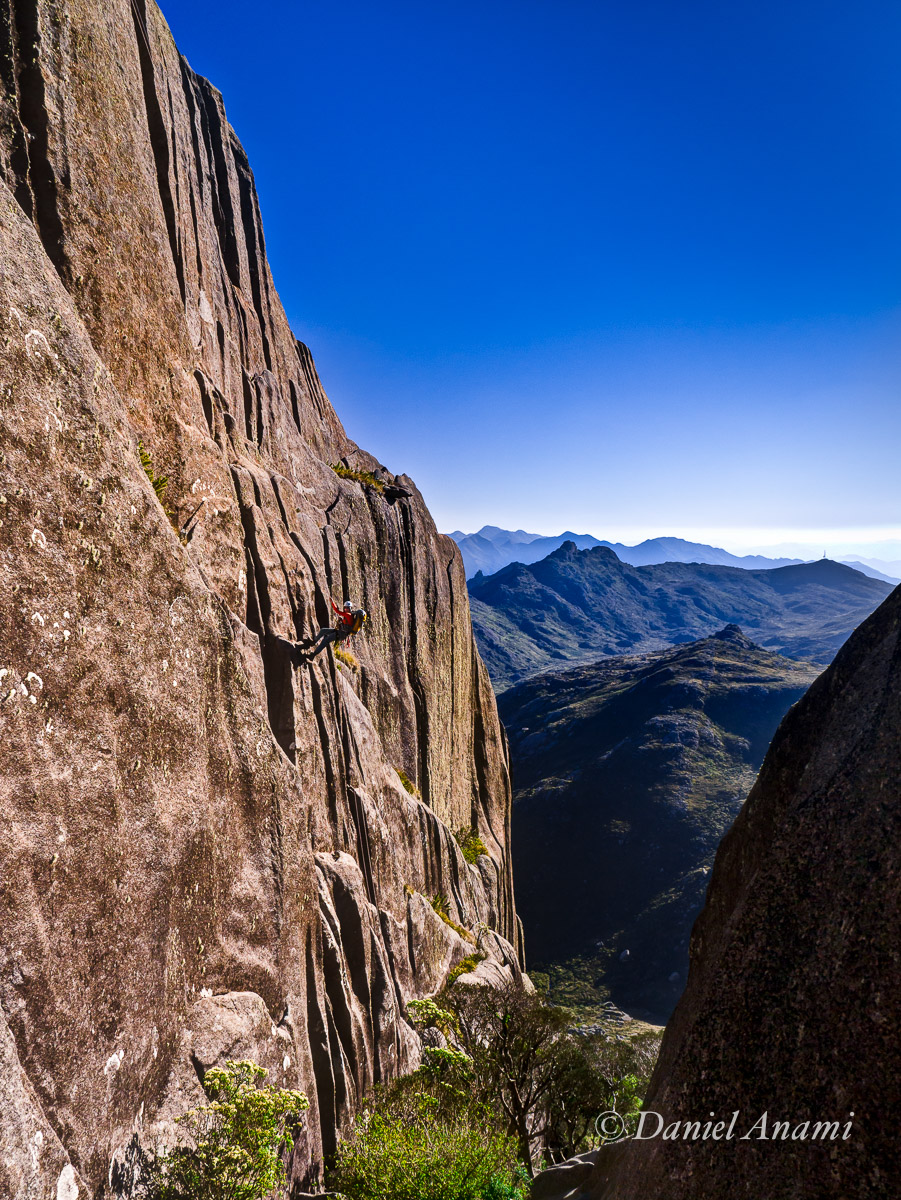 O incrível rapel na Oba Oba (Agulhas Negras), PNI, Itatiaia, 03/08/13. Foto Daniel Anami.