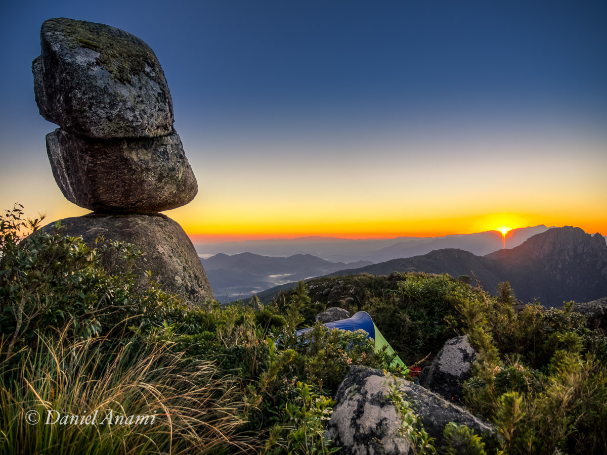 Nada como uma noite mal-dormida! Pedra Redonda (Travessia Itaguaré-Marins), Cruzeiro, 04/08/15. Foto Daniel anami.