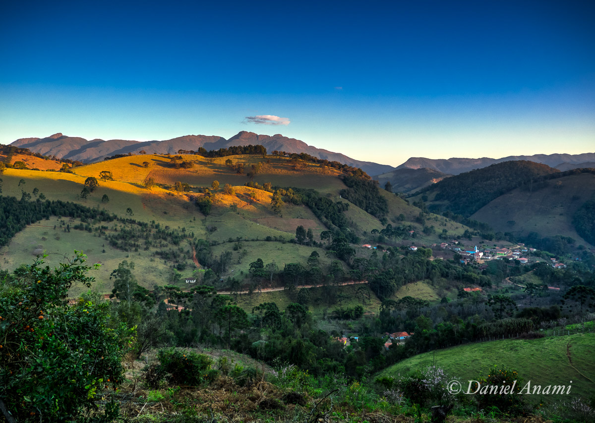 Paisagem da travessia dos dias anteriores - Itaguaré-Marins ao fundo. Vargem Alegre, Marmelópolis. 05/08/2015. Foto Daniel Anami.