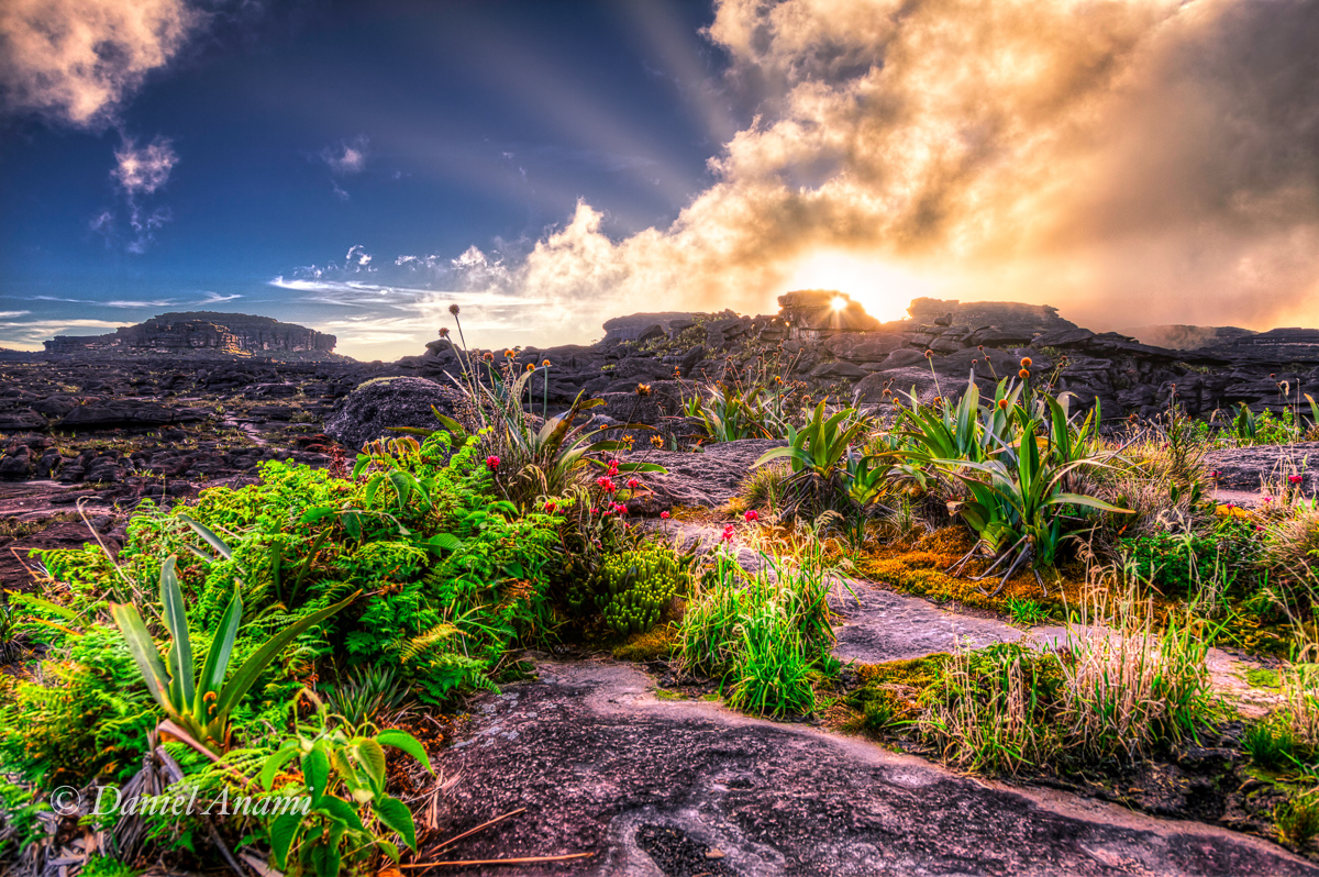 Pôr-do-sol encaixado na rocha próximo ao 'hotel' sucre. 19/03/2016. Foto Daniel Anami.
