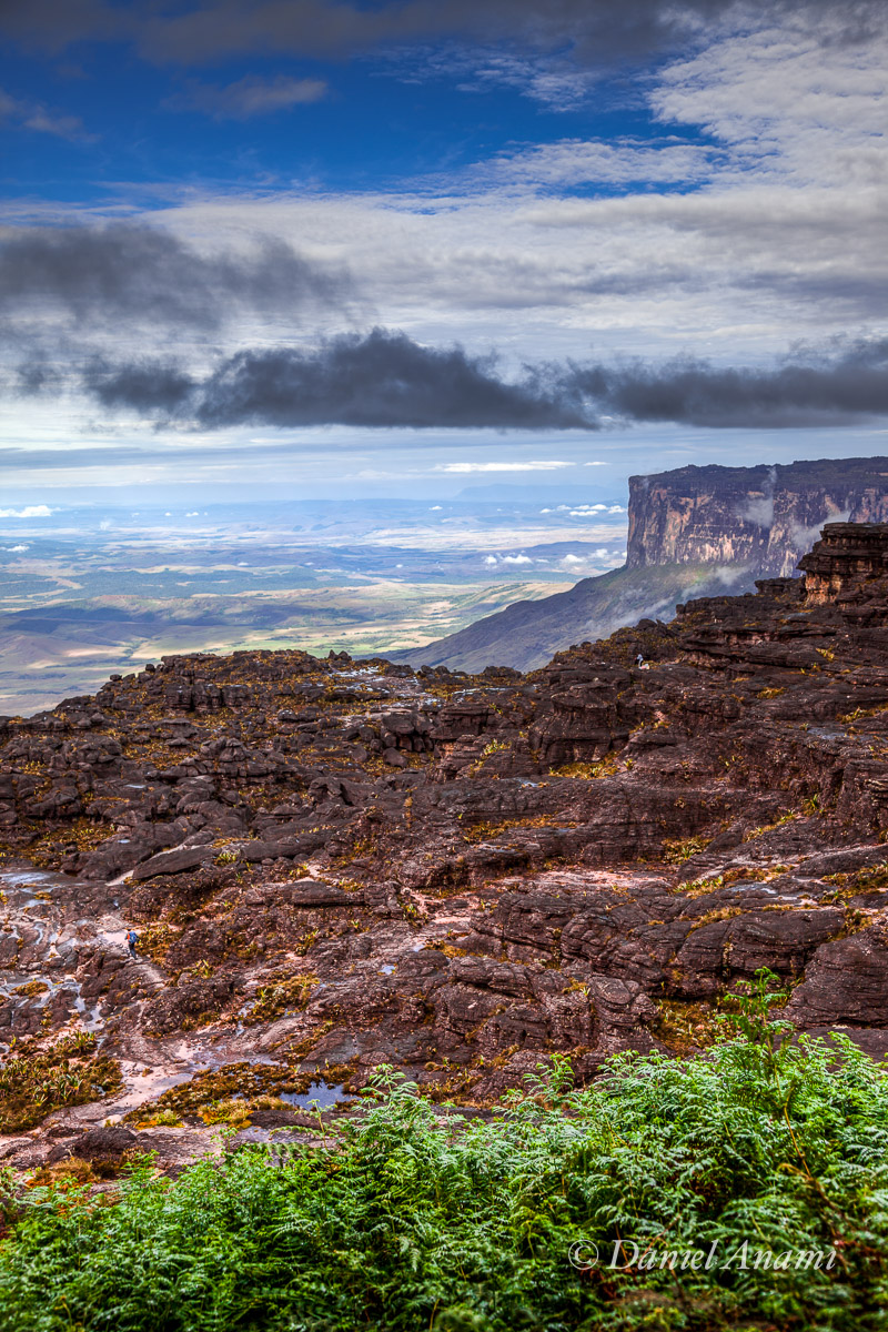 Vista do 'hotel' onde se vê o guia fugindo do grupo e um porteador lavando roupa no início do dia 16/03/2016. Foto Daniel Anami.