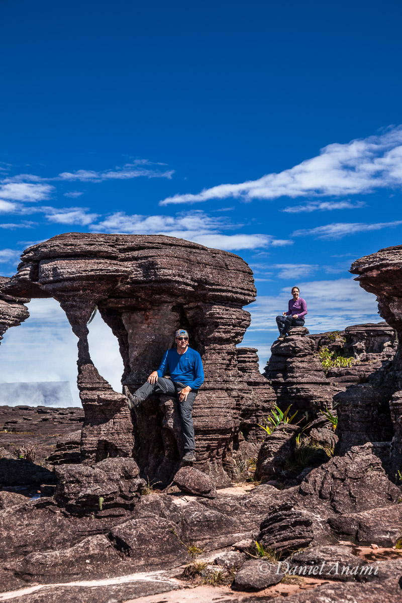 Celso faz pose nas esculturas gigantes, ao fundo Kukenán brinca de esconde-esconde. 16/03/2016. Foto Daniel Anami.