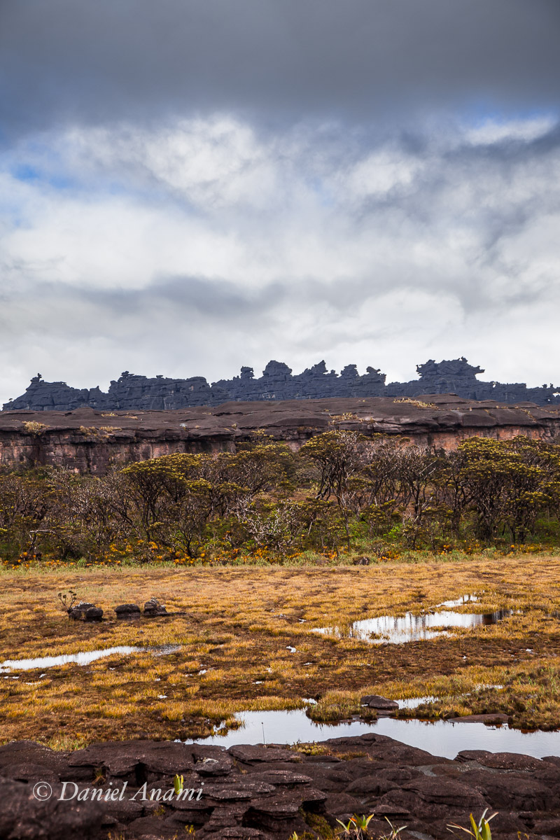 Milhares de deuses nos espreitam dos seus templos ao longe. Uma pequena floresta, água e rocha, o dia promete! 17/03/2016. Foto Daniel Anami.