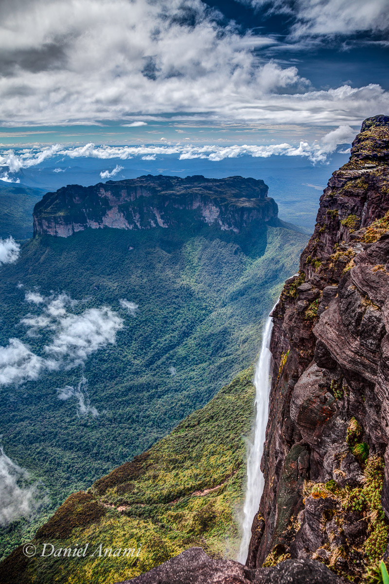 Uma cachoeira escondida! Ao fundo o Roraiminha. 17/03/2016. Foto Daniel Anami.