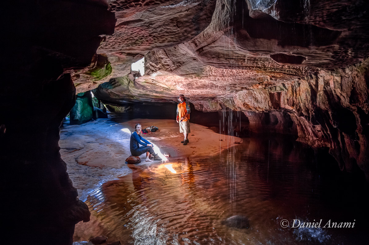 A gruta a beira lago, Aline busca o único raio de sol para se aquecer. Juan observa. 'El foso' 18/03/2016. Foto Daniel Anami.