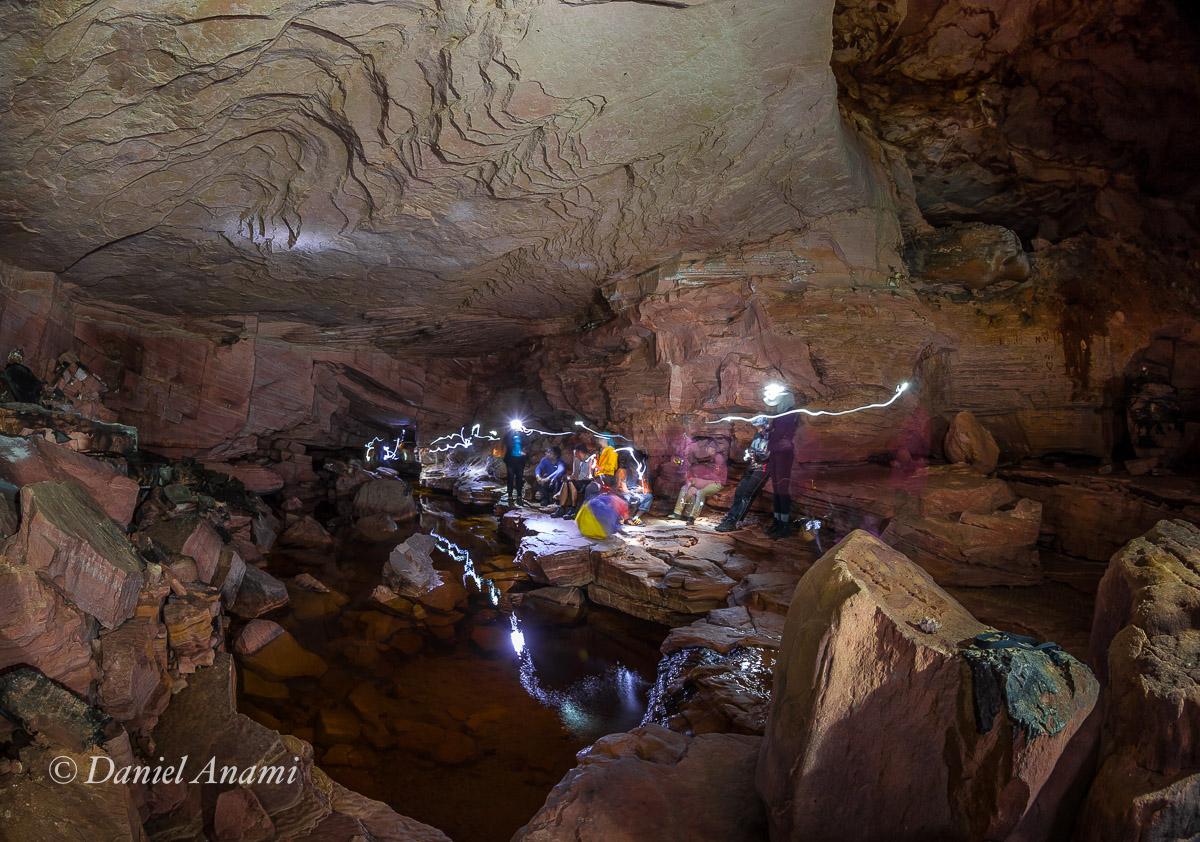 Só faltava mesmo a caverna. O grupo iluminado respira pó e umidade! Reza a lenda que essa caverna tem uma saída no paredão 19/03/2016. Foto Daniel Anami.