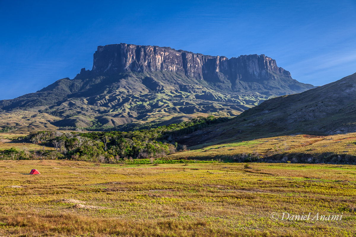 O último acampamento da viagem. Kukenán e céu limpo ao fundo. 21/03/2016. Foto Daniel Anami.