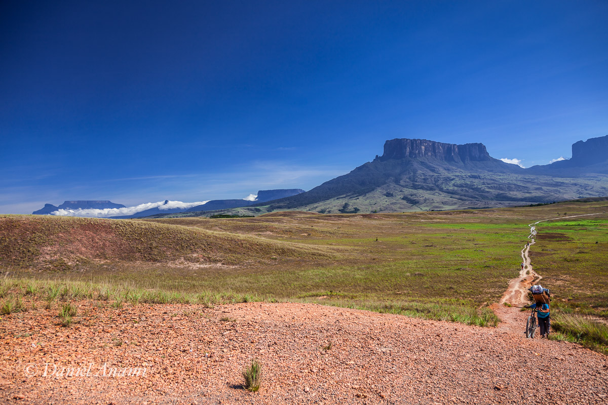 A Gran Sabana faz juz ao seu nome e uma matilha de tepuis nos observam! 21/03/2016. Foto Daniel Anami.
