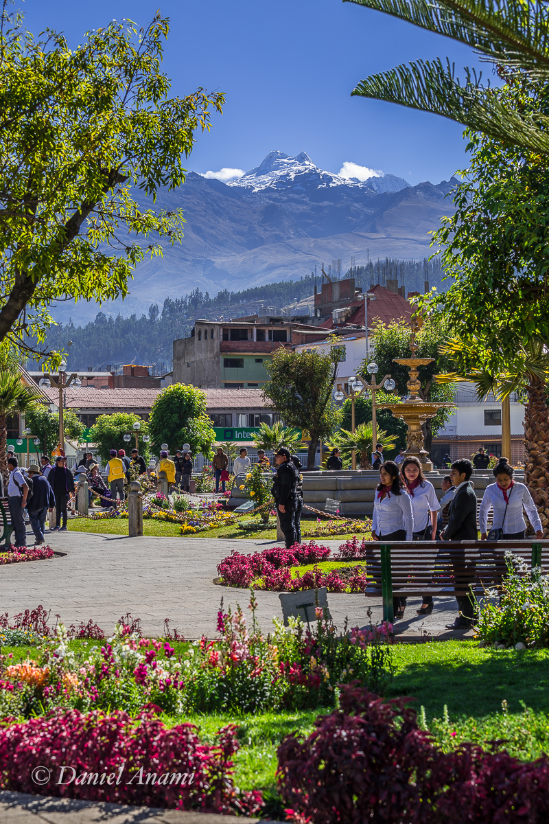 Todos em pé para o hino. Huaraz / Plaza de Armas - 02/07/17. Foto Daniel Anami.