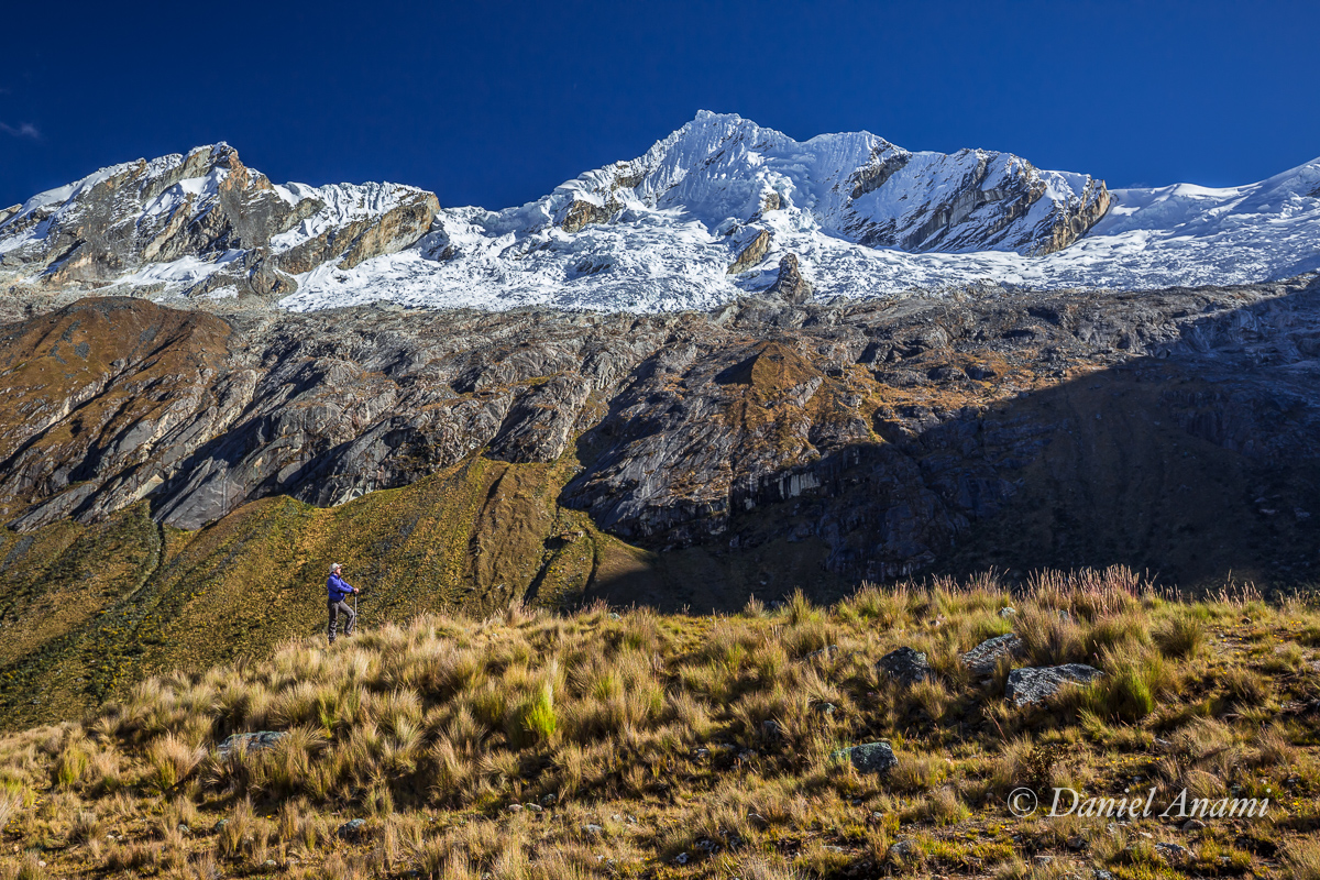 Montanha em movimento com pessoa parada. Cordillera Blanca / Trilha da Punta Unión - 06/07/17. Foto Daniel Anami.