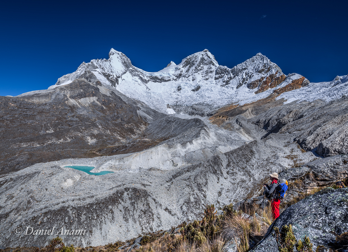 A última testemunha congelada. Cordillera Blanca / Trilha alta da Laguna 69 / Nevados Huandoy (esq. para dir.:6.160m, 6.356m, 6.395m e 6.000m) - 10/07/17. Foto Daniel Anami.