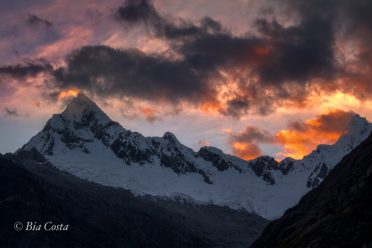 Afogeado. Cordillera Blanca / Taullipampa - 05/07/17: Nevados Quitaraju (6.036m) e Alpamayo (5.947m). Foto Bia Costa.