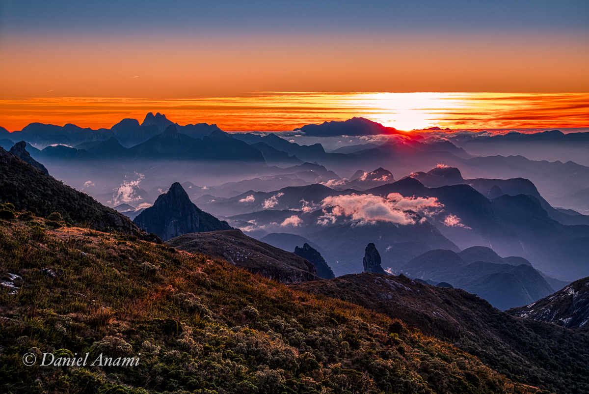 Sol nascente, Castelos do Açu, Travessia Petro-Terê, PNSO, 16/08/2019.