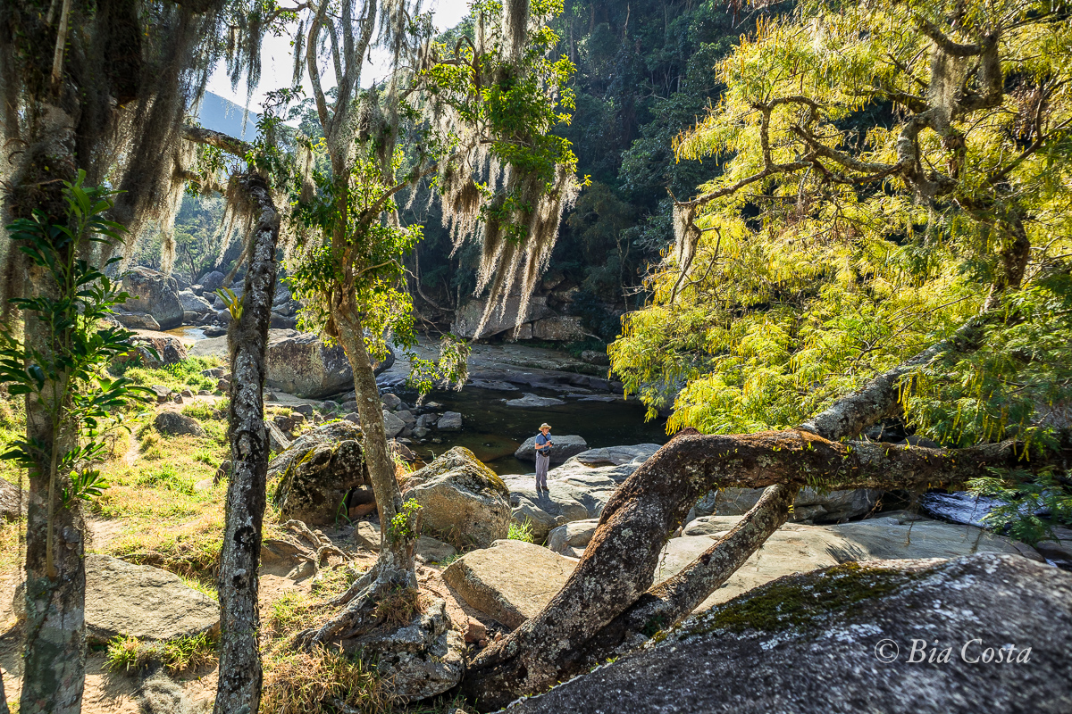 Fotógrafo perdido na cachoeira. Cachoeira dos Frades, Teresópolis, 11/08/2019. Foto Bia Costa.