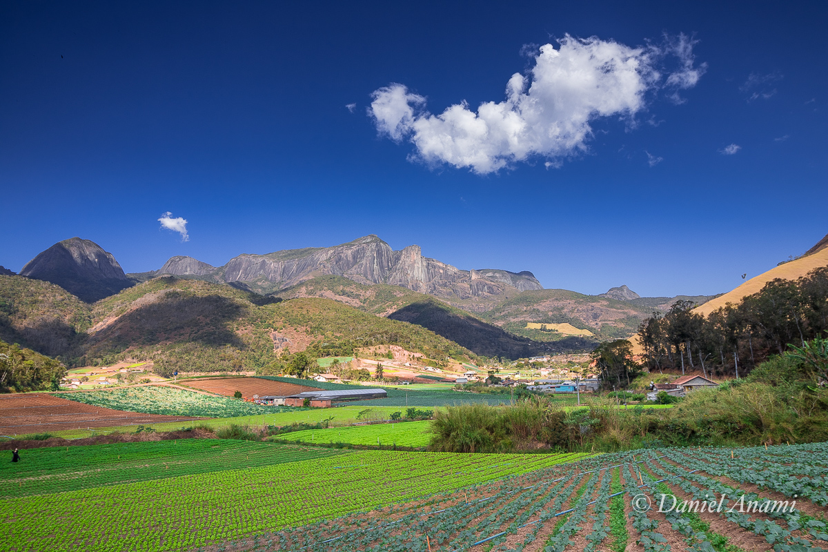 Plantações bucólicas com paredaços ao fundo. Torres de Bonsucesso, 11/08/2019 Foto Daniel Anami.